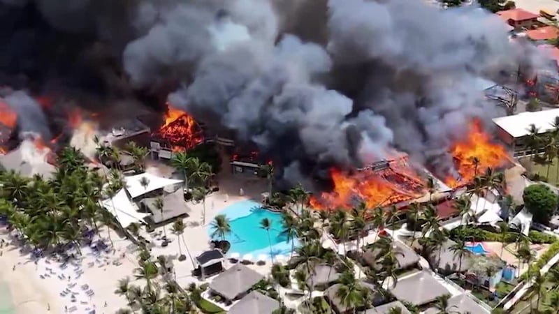 A large fire at a hotel in the Dominican beach resort of Bayahibe has killed at least one person.
